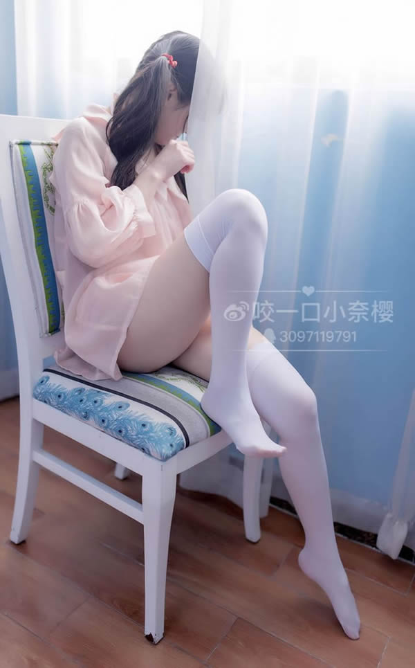 极品萝莉网红咬一口小奈樱粉色睡衣无圣光套图