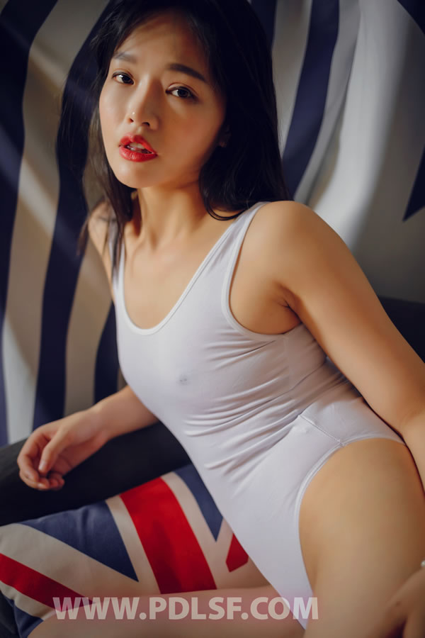 潘多拉精品No.094扒衣白背心美女