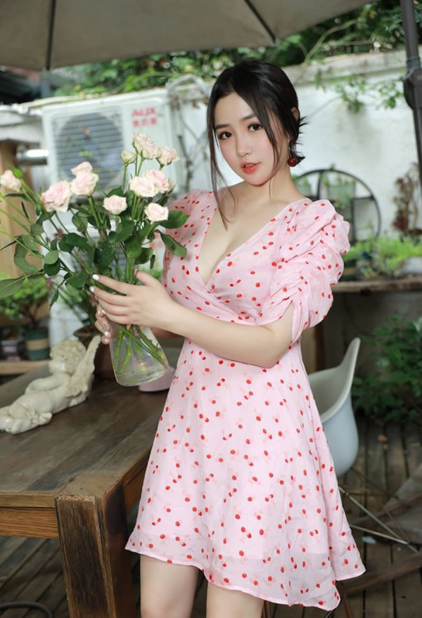 美艳花店女郎徐cake红色内衣诱惑十足