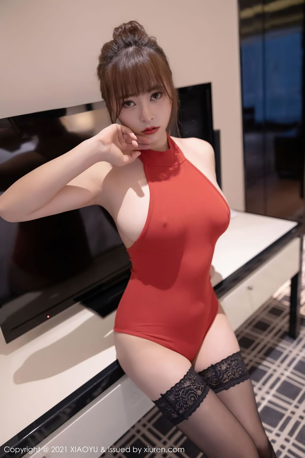 奈沐子猩红连衣服湿身上演独特浴室魅惑