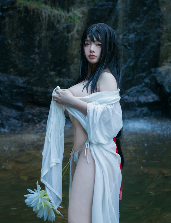 Coser小姐姐阿寨寨演绎坦克级神明巫女