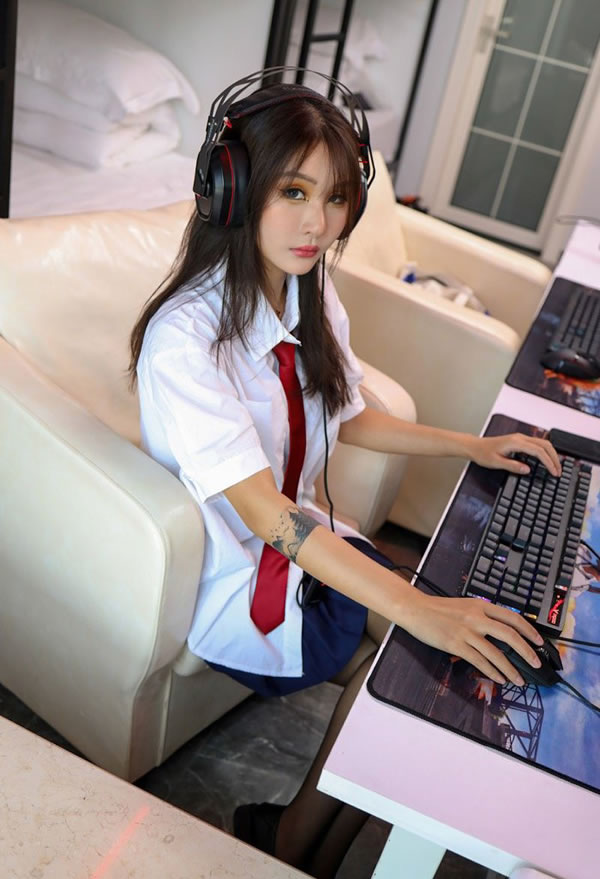 顾奈奈变身不良校花网瘾少女上演清纯诱惑