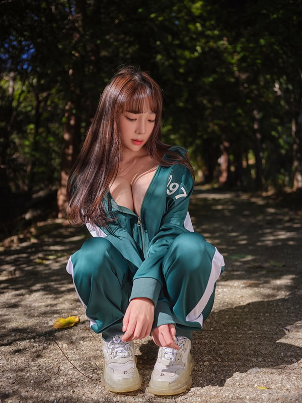 树林里的校服女生姜仁卿半脱半遮太诱惑