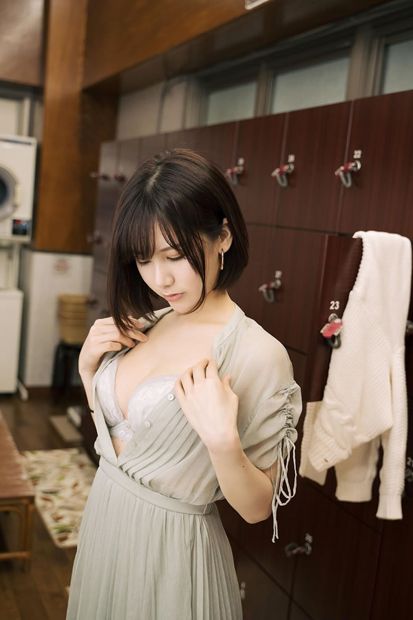 短发小美女居家内衣私拍图集