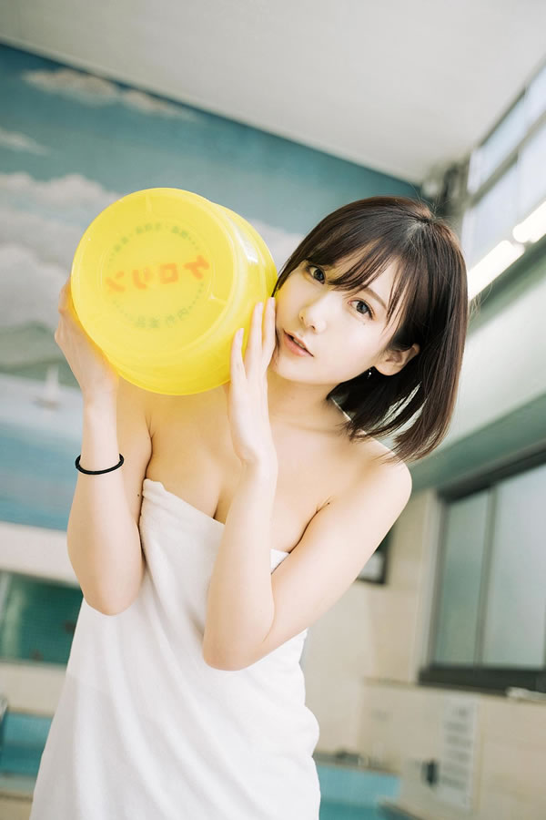 短发小美女泳池湿身私拍图集