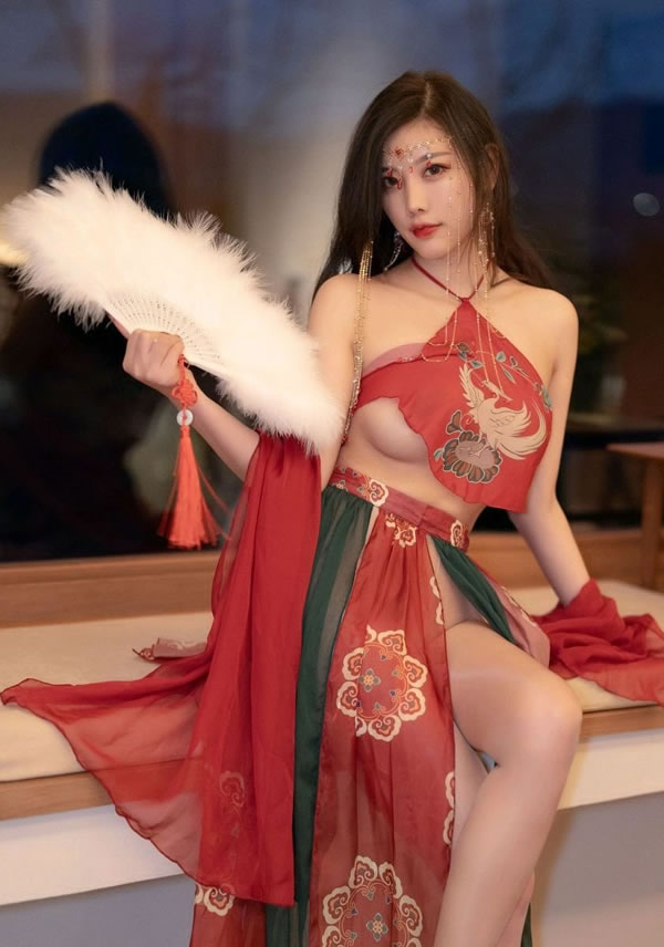 杨晨晨化身妩媚妖姬身段迷人分外妖娆