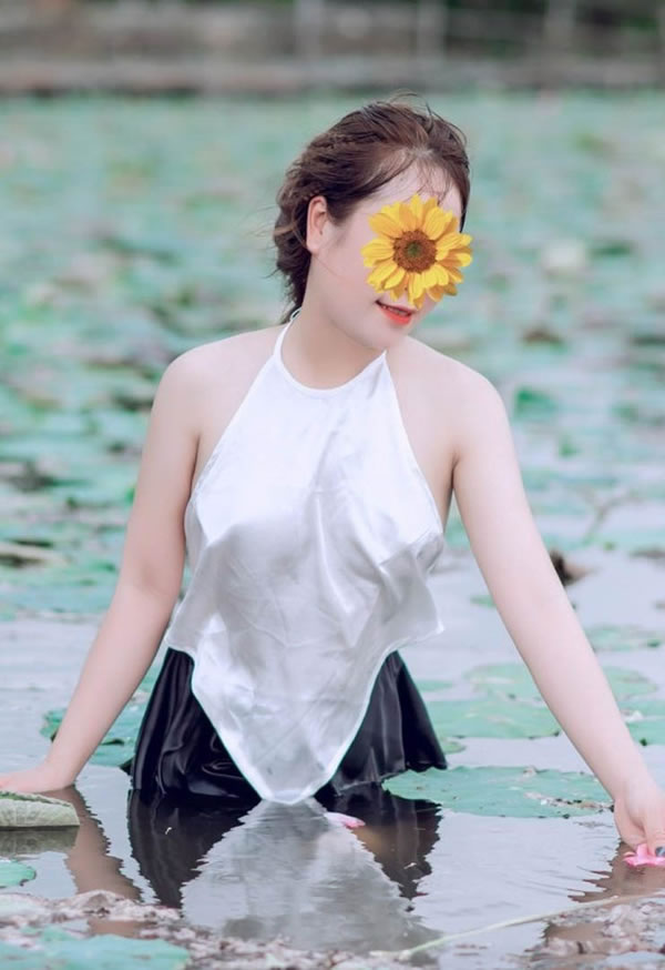荷花池边的美女复古情怀洋溢人比花娇