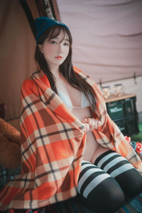 粉嫩美女孙乐乐Son Yeeun暖冬之白色比基尼