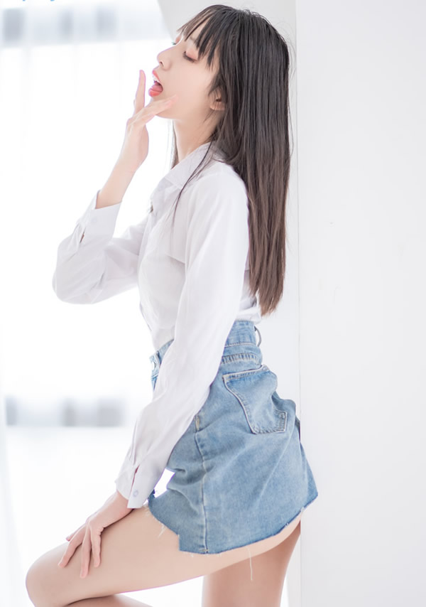嫩模西瓜少女经典白衬衣牛仔短裙尺度图集