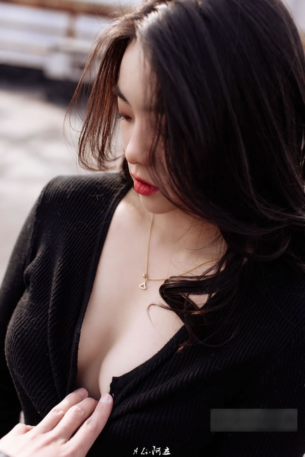 网红美女沉沦的猫露脸天台私拍尺度图集