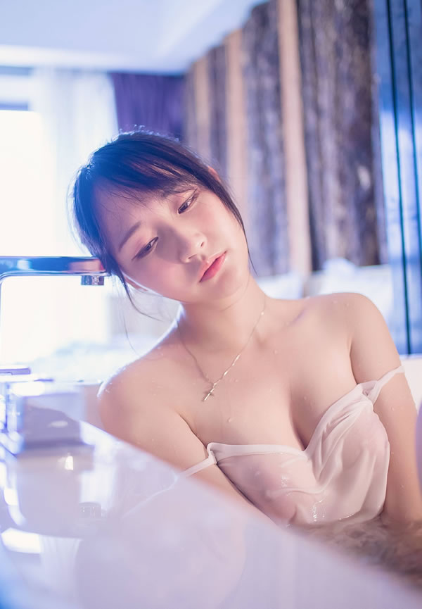 网红美女小何童鞋