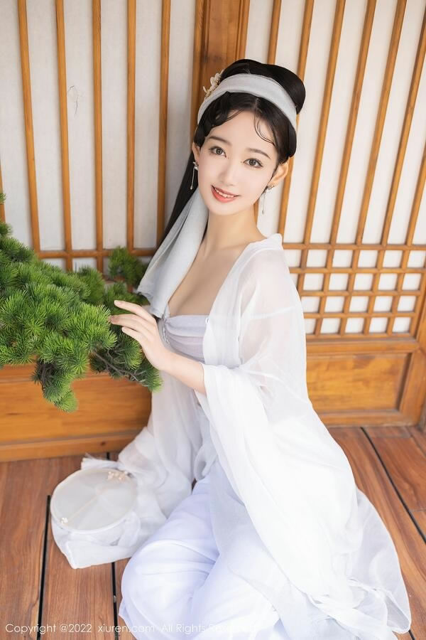清新小花唐安琪+陆萱萱演绎别样青白之恋