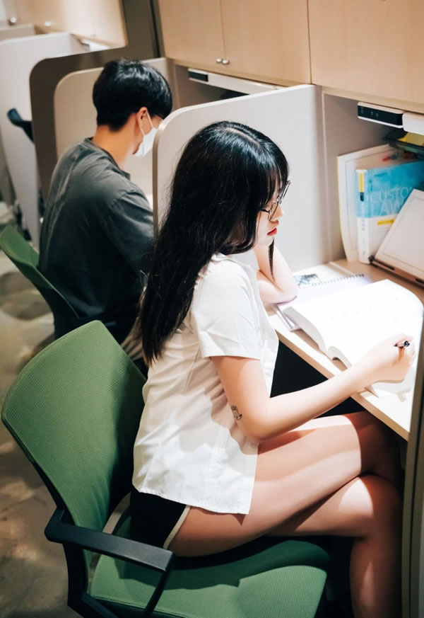 阅览室里的不良少女Sonson直接诱惑宅男