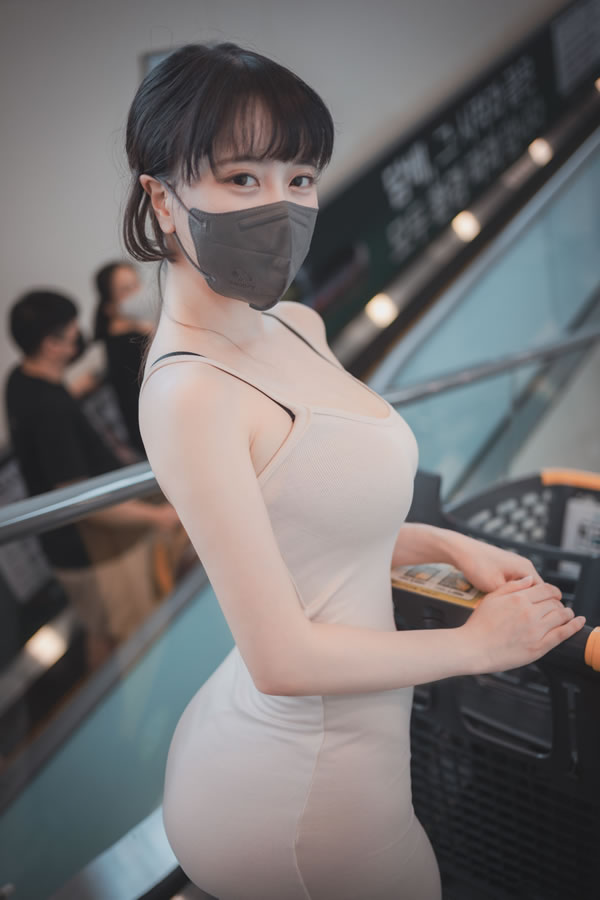 都市新婚人妻购物记美胸坚挺S曲线诱人