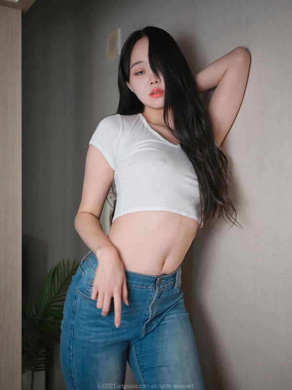 牛仔裤白恤衣女孩Inah纤纤细腰姿势暧昧