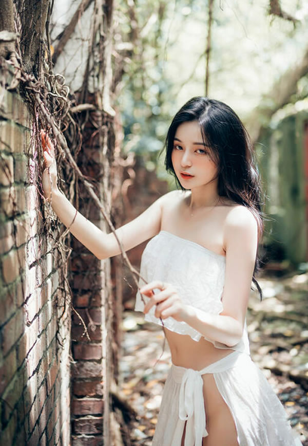 漂亮小姐姐辰辰户外白纱可爱小猫咪