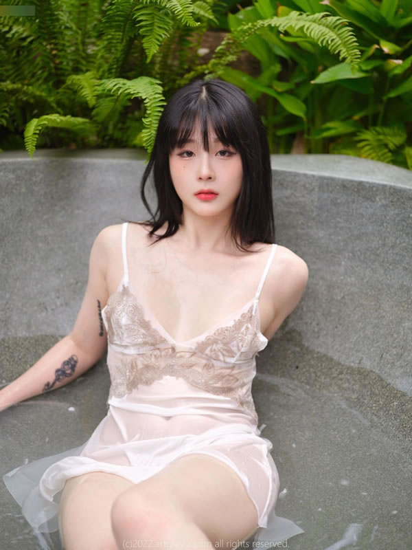 温泉里的女生湿身诱人白嫩肌肤尽现