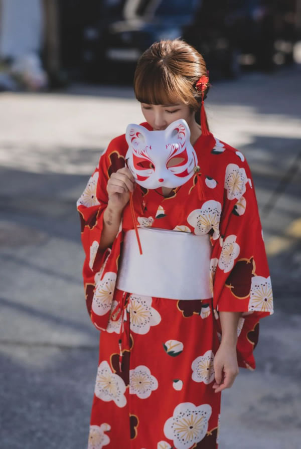 娇滴滴小美女Rua红色和服下的白嫩果体