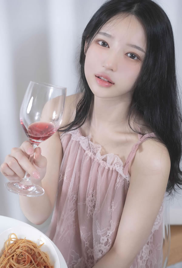 漂亮小姐姐Yeha粉红色吊带睡衣天黑黑图集