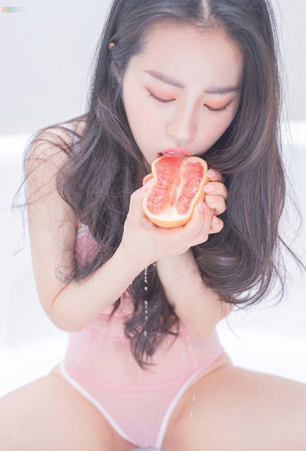 爱吃水果的美女Dami桔子花心诱惑写真