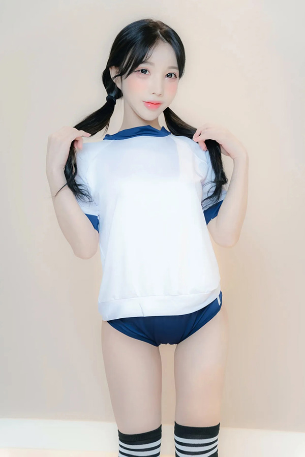 双马尾小美女Candy体操服下的粉嫩娇躯