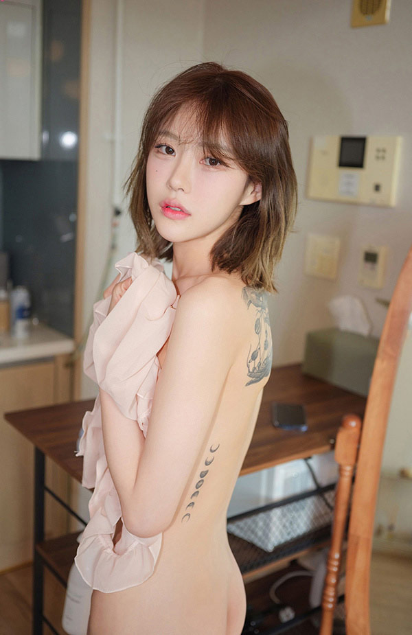 娇小玲珑美女Romi居家粉色女仆露点诱惑