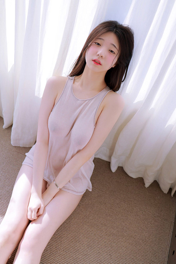 粉嫩小美女Yeon Woo小背心两点若隐若现