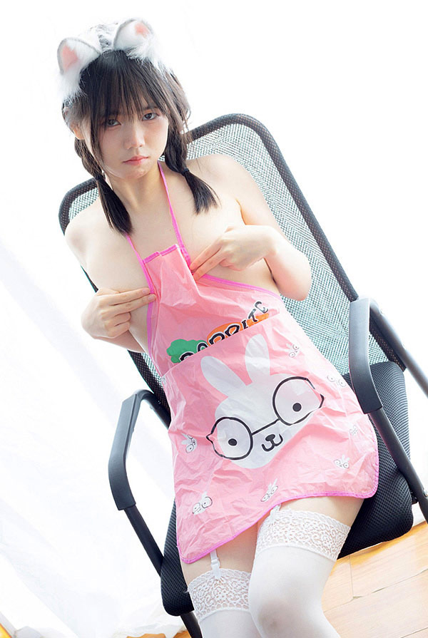 少女秩序 小鱼 粉色肚兜福利视图