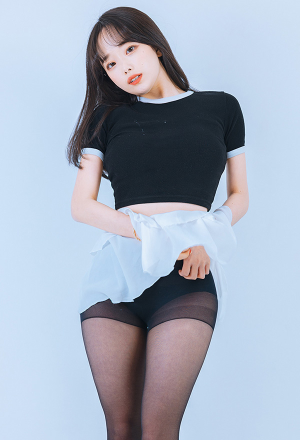 清纯搞怪模特@Baek Sul tang之黑短衣黑丝小姐姐