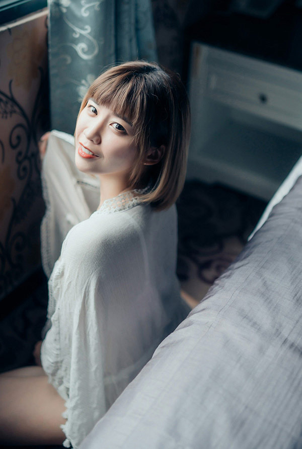 漂亮巨乳女友果宝宝缕空白衣无码写真