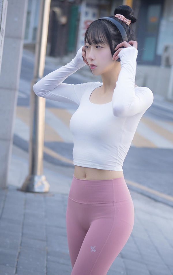 修长秀美的妹妹hina居家秀出好身材